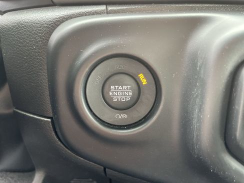 Used 2022 Jeep Gladiator Willys image 17