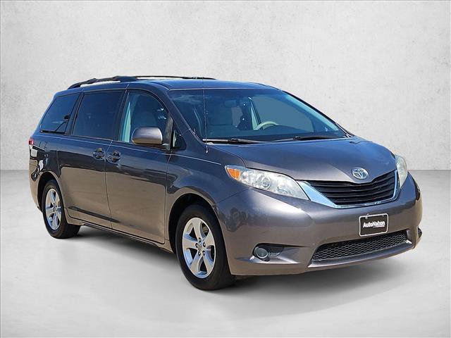 Used 2014 Toyota Sienna LE FWD image 3