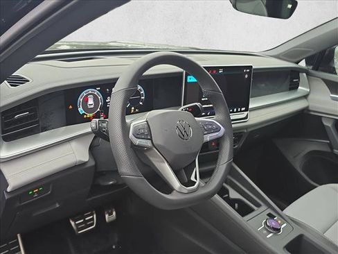 New 2026 Volkswagen Tiguan SE R-Line FWD image 5
