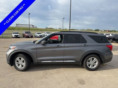 Used 2022 Ford Explorer XLT image 3