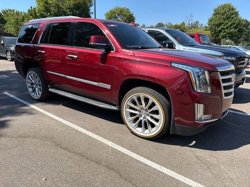Used 2018 Cadillac Escalade Luxury RWD image 3