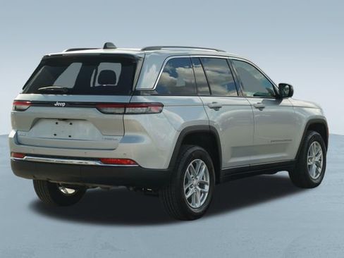 Used 2024 Jeep Grand Cherokee Laredo X image 9