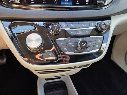 Used 2023 Chrysler Pacifica Touring-L FWD image 24