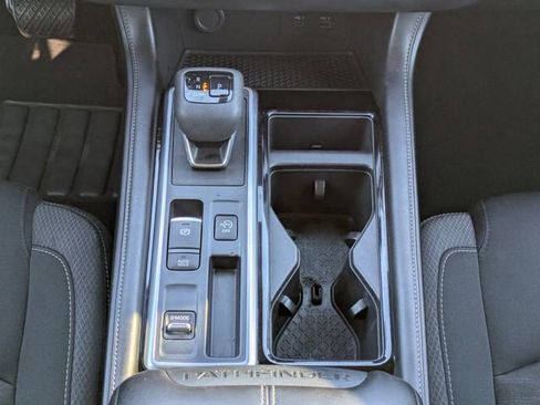 Used 2024 Nissan Pathfinder SV image 18