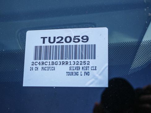 Used 2024 Chrysler Pacifica Touring-L image 28