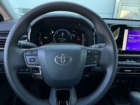 Used 2025 Toyota Camry LE image 30