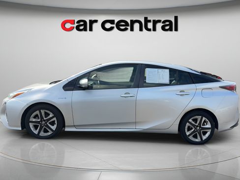 Used 2016 Toyota Prius Three Touring FWD image 2