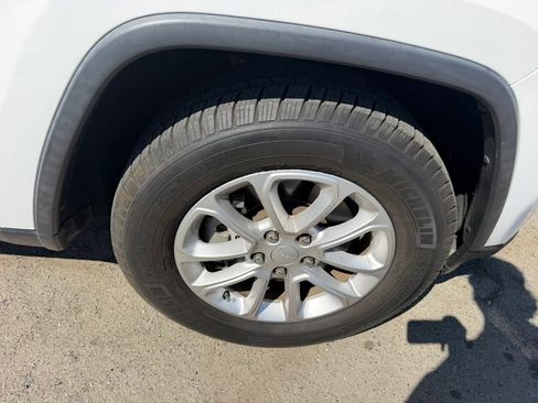 Used 2021 Jeep Grand Cherokee Laredo RWD image 32