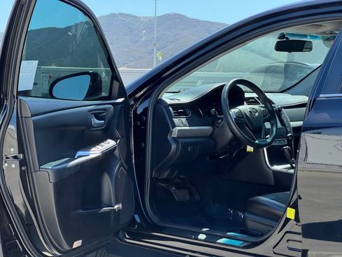 Used 2017 Toyota Camry SE w/ Moonroof Package FWD image 8