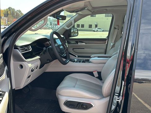 Used 2023 Jeep Wagoneer L Series III w/ Premium Group I image 10