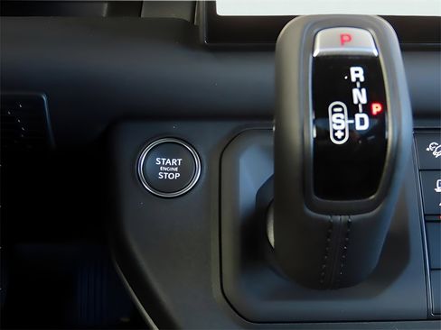 Used 2025 Land Rover Defender 90 S image 34