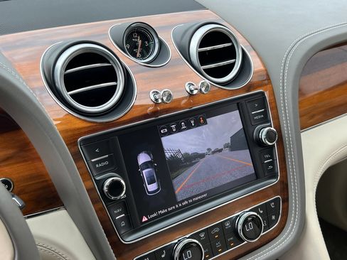 Used 2018 Bentley Bentayga AWD/4WD image 30