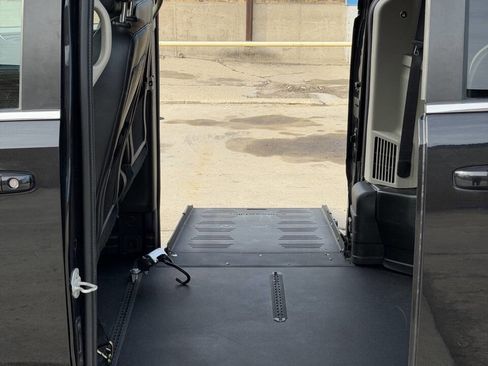 Used 2019 Dodge Grand Caravan SXT image 15