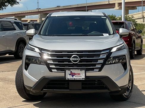 Used 2025 Nissan Rogue SV FWD image 2