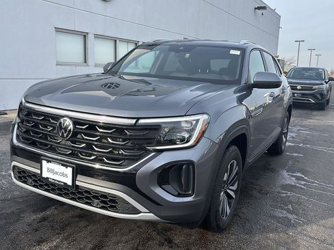 Used 2025 Volkswagen Atlas Cross Sport SE image 2