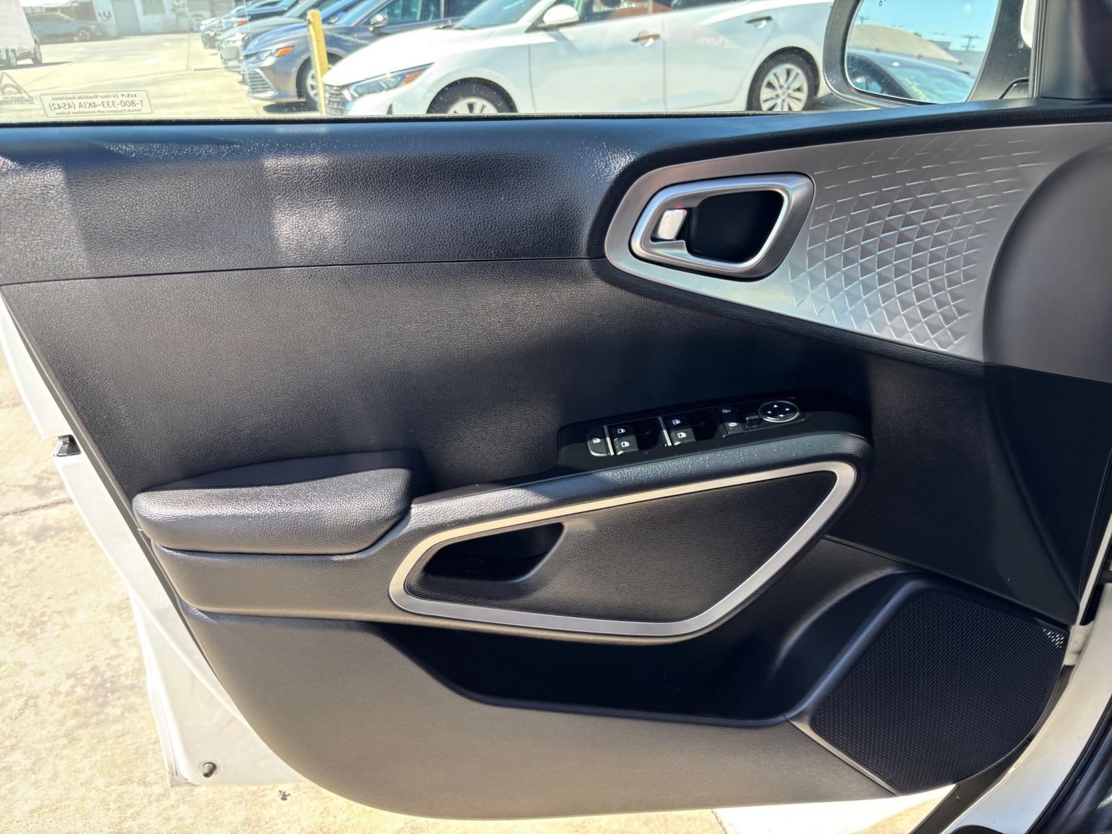 Used 2025 Kia Soul LX w/ LX Technology Package FWD image 18