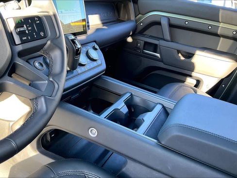 Used 2025 Land Rover Defender 110 S image 19