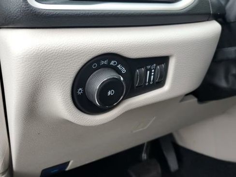 Certified 2024 Chrysler Pacifica Touring-L image 8