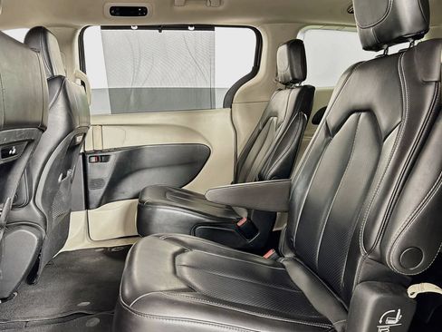 Used 2023 Chrysler Pacifica Touring-L FWD image 10