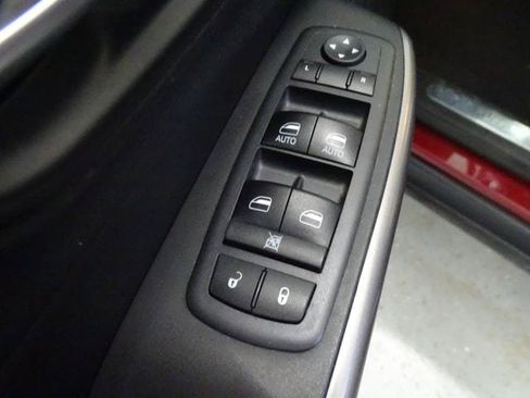 Used 2019 Jeep Cherokee Limited AWD/4WD image 10