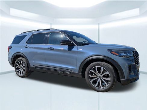 Used 2025 Ford Explorer ST-Line w/ Premium Package image 4