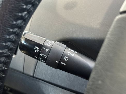 Used 2015 Toyota Prius Five FWD image 32
