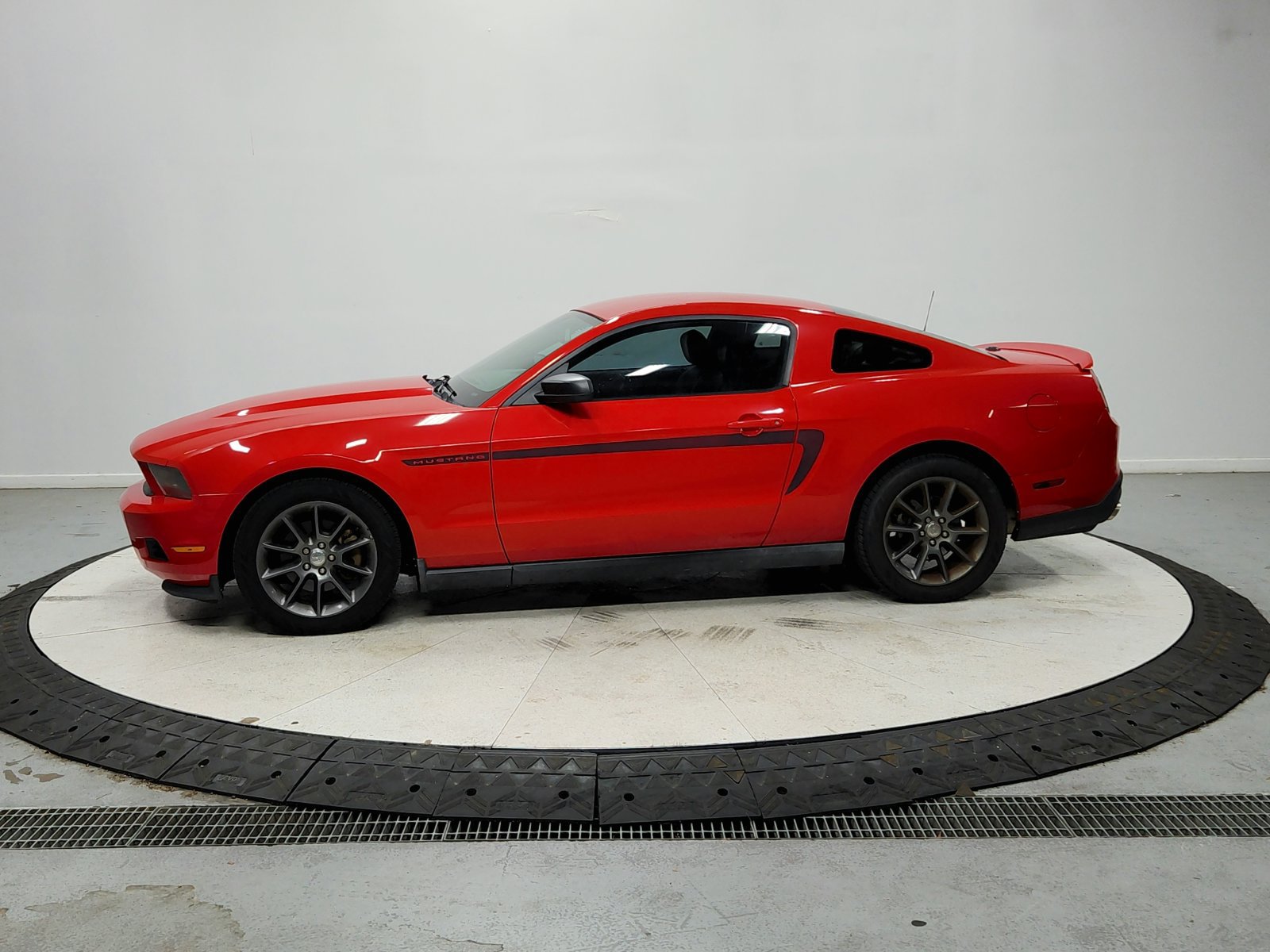 Used 2011 Ford Mustang Premium w/ 203A Rapid Spec Order Code RWD image 5