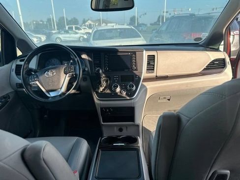 Used 2020 Toyota Sienna XLE w/ Carpet Mat Package FWD image 17