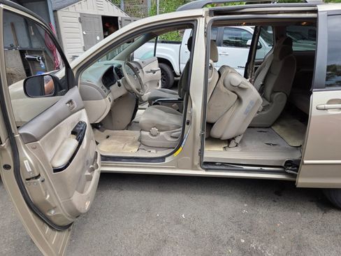 Used 2004 Toyota Sienna LE FWD image 12