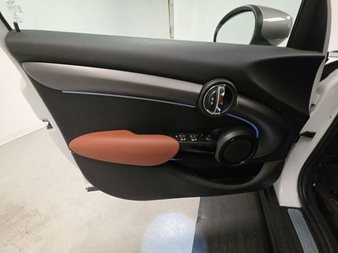 Used 2023 MINI Cooper 4-Door Hardtop w/ Signature Upholstery Package FWD image 8
