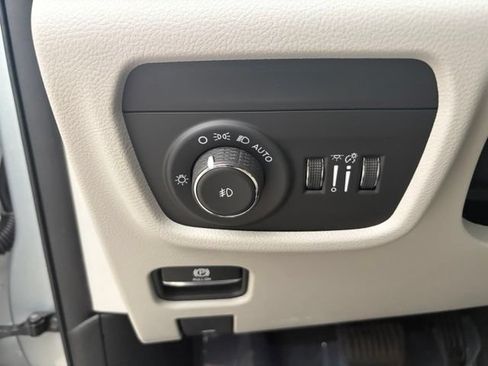 Used 2023 Jeep Grand Cherokee L Summit w/ Luxury Tech Group V AWD/4WD image 19