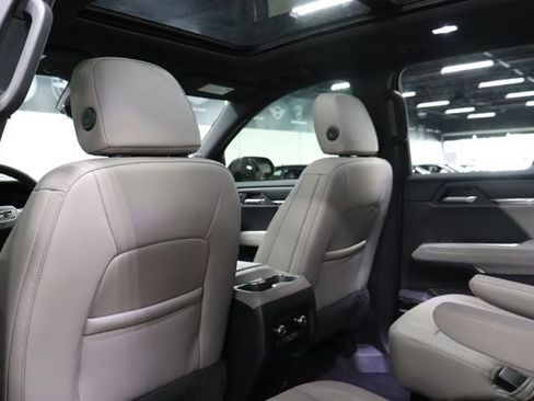 Used 2026 GMC Acadia Elevation w/ Elevation Premium Package FWD image 17