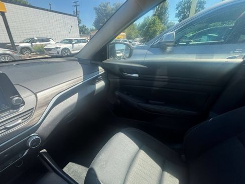 Used 2025 Nissan Altima 2.5 SV FWD image 32