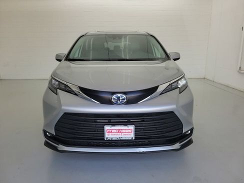 Used 2025 Toyota Sienna XLE FWD image 3