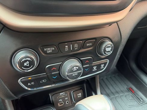 Used 2018 Jeep Cherokee Limited AWD/4WD image 11