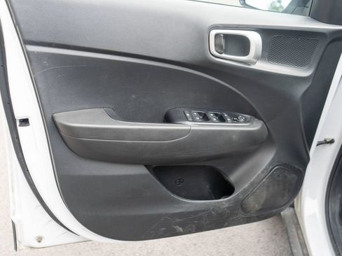 Used 2021 Hyundai Venue SE FWD image 23
