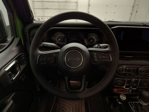 Used 2025 Jeep Wrangler Unlimited Rubicon w/ Convenience Group AWD/4WD image 23