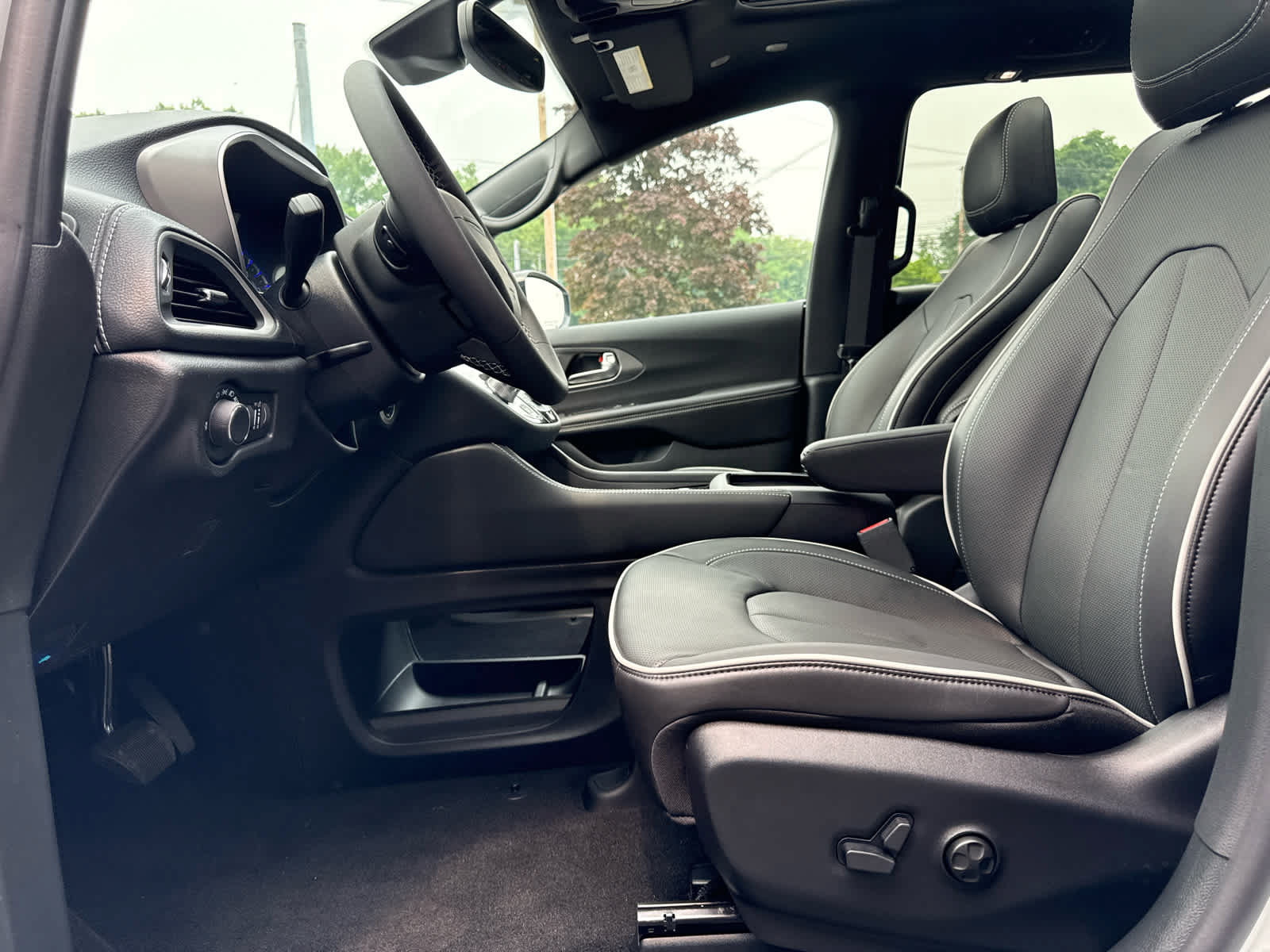 New 2027 Chrysler Pacifica Limited AWD/4WD image 12