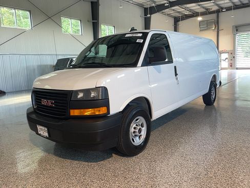 Used 2025 GMC Savana 3500 Extended RWD image 3