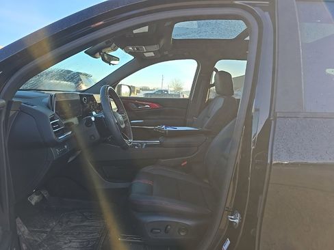 Used 2025 Chevrolet Traverse RS image 12