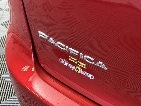 Used 2025 Chrysler Pacifica Select image 17