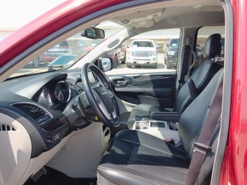 Used 2013 Chrysler Town & Country Touring FWD image 14