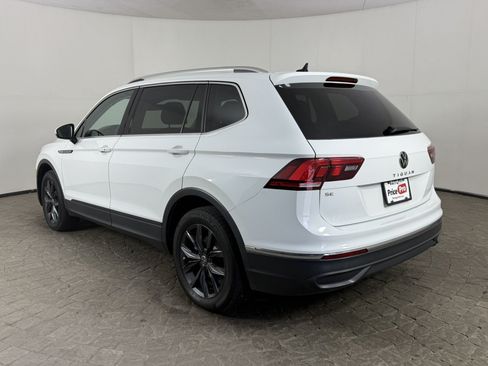 Used 2022 Volkswagen Tiguan SE w/ Panoramic Sunroof Package FWD image 5