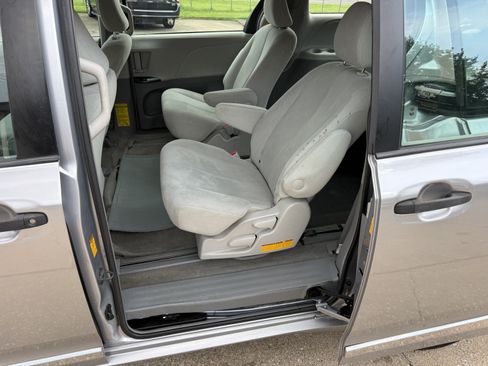 Used 2013 Toyota Sienna L w/ Towing Pkg FWD image 13