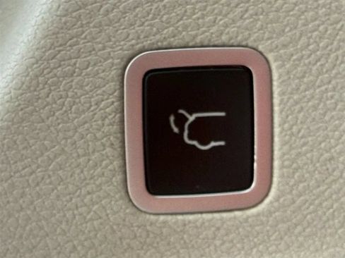 Used 2018 Chrysler Pacifica Touring-L FWD image 34