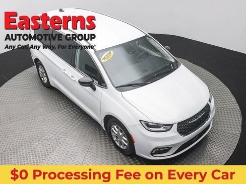 Used 2024 Chrysler Pacifica Touring-L FWD image 3