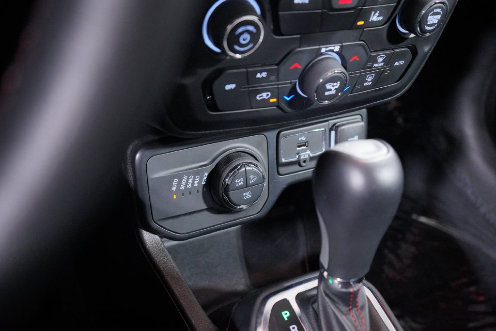 Used 2023 Jeep Renegade Trailhawk w/ Trailhawk Elite Group AWD/4WD image 13
