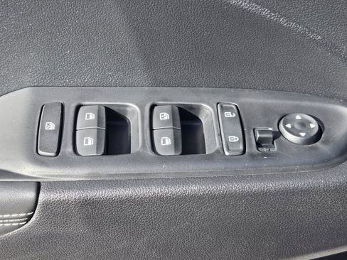 Certified 2025 Hyundai Venue Limited image 24