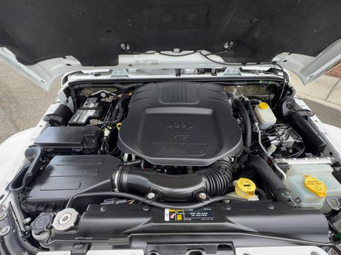 Used 2018 Jeep Wrangler Unlimited Sahara w/ Connectivity Group image 32