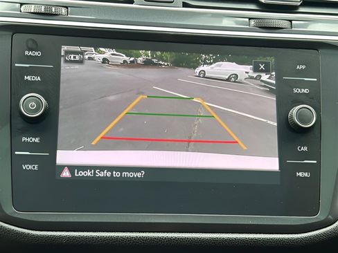Used 2023 Volkswagen Tiguan SE w/ Panoramic Sunroof Package FWD image 20